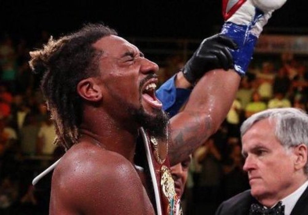 Қарсыласын нокаутқа түсірген Андраде Головкин салмағындағы WBO чемпиондығын қорғап қалды