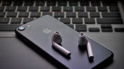 Apple арзан AirPods құрастырып жатыр