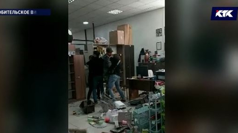 Көкшетауда екі әйел жұлысып, дүкеннің тас-талқанын шығарды