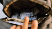 Қарағандылық әйелдің 4500 долларын жымқырған алаяқ ұсталды