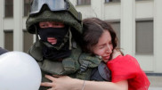 Беларусьте наразы жұрт қоқыс жинап, орындықты ластамау үшін аяқ киімін шешті