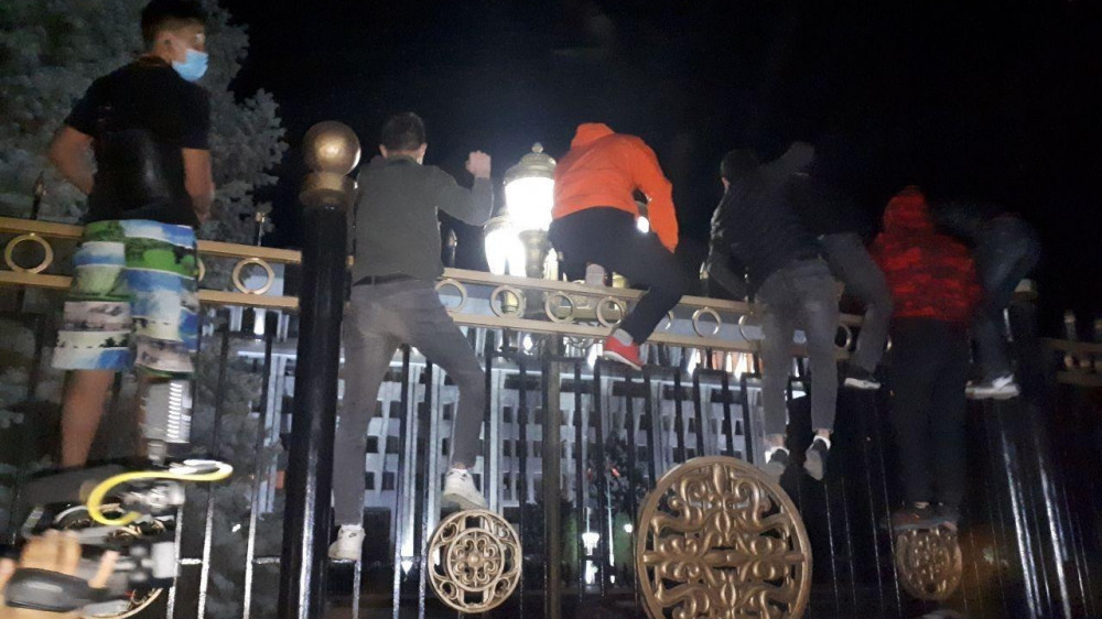 Бішкекте митингіге шыққандар Ақ үйге басып кірмек болды