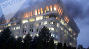 Бішкекте митингіге шыққандар басып алған Ақ үй өртеніп жатыр