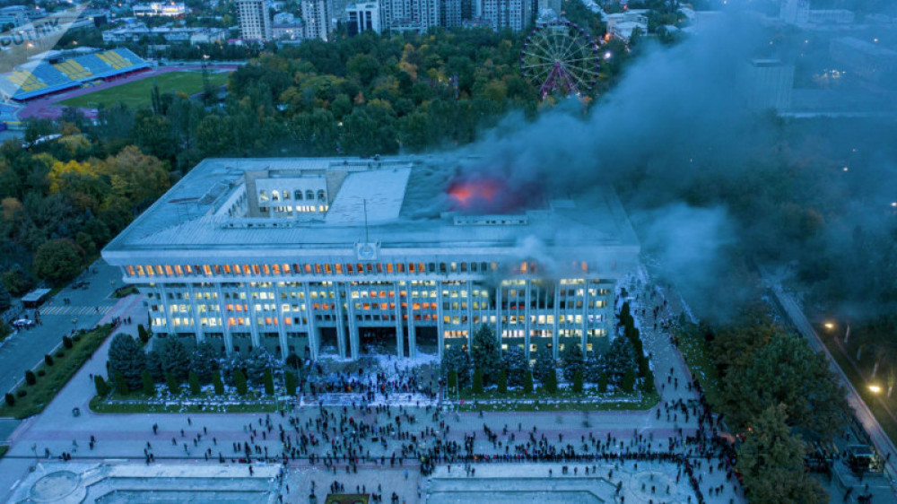 Бішкектегі митинг: Ақ үйдегі алапат өрт суретке түсірілді