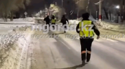Оралда полицейлерден қашқан сот орындаушысы видеоға түсіп қалды