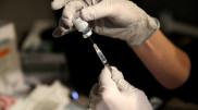 АҚШ-та дәрігер қайтыс болды. Әйелі оның Pfizer вакцинасын салдырғанын айтты