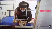 "Кассирге бензин шашып, тонап кетті": Қарағандыда несие ұйымына шабуыл жасады деген күдіктілер ұсталды