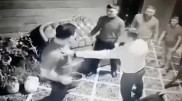 Өскеменде "шенеуніктер" төбелесті: Желіде видео талқыланып жатыр