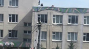 "Терезеден секіріп жатыр". Қазанда мектепке шабуыл жасалған сәттің видеосы жарияланды