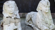 Ұлыбританиялық отбасы ежелгі мүсіндерді бақша мүсіні ретінде қолданған