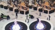 Астаналық жігіт сауда орталығының 2-қабатынан фонтанға секірді