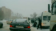Оралда автобус жүргізушілерінің төбелесі видеоға түсіп қалған