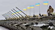 Зеленский Украина тұрғындарына қару қолдануға рұқсат беретін заңға қол қойды