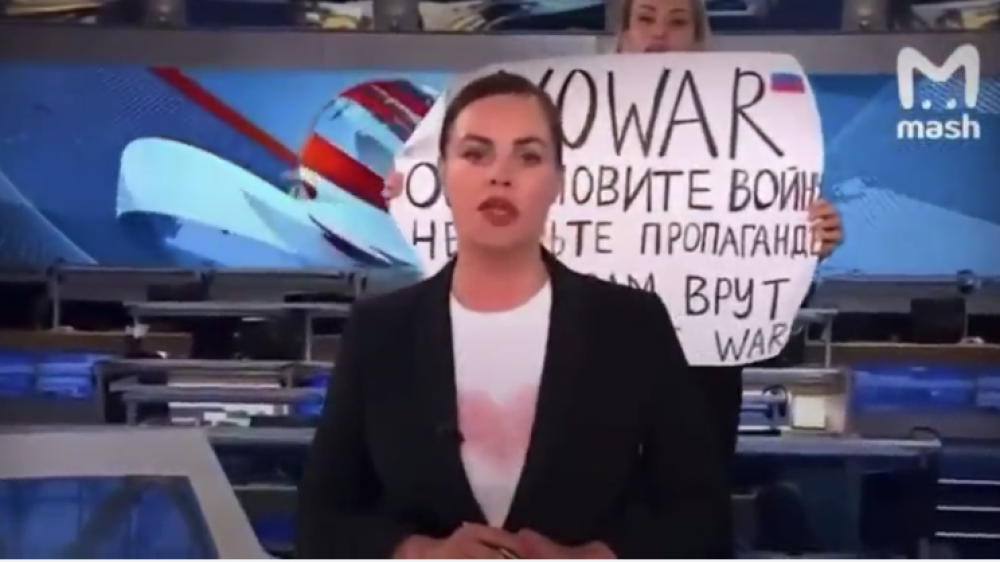 Эфир кезінде үнқағаз ұстап шыққан арна қызметкері қалай жазаланғаны белгілі болды