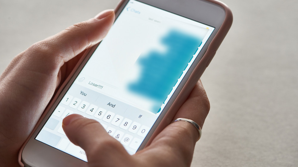 Астаналық WhatsApp-та қызын қорлаған жасөспірімнен екі миллион теңге өндіріп алды