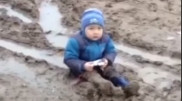 Желіде балшықта отырған баланың видеосы көпшілікті сүйсіндірді