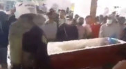 Перуде әйел адам жерлеу рәсімінде көзін ашып, табытын ұрып, белгі берген