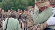 "Көзімізге еріксіз жас келді". Сапта тұрған баласына жүгірген ананың видеосы Қазнетті тәнті етті
