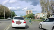 "Үйіне апарып тастаған". Оралда жүргізуші баланы қағып, кейін қашып кеткен