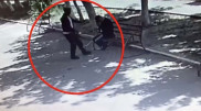 Таразда зағип ер адамды тонаған сәт видеоға түсіп қалған