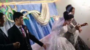 Үйлену тойында қалыңдығын ұрды: Желіде қызу талқыланған видеоның мән-жайы айтылды