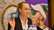 Елена Рыбакина төлқұжатын көрсетті