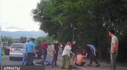 Алматыда жолда төбелес шығып, екі адам соққыға жығылған