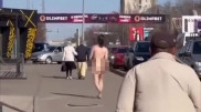 Желіде көшеде жалаңаш жүрген ер адамның видеосы тарады