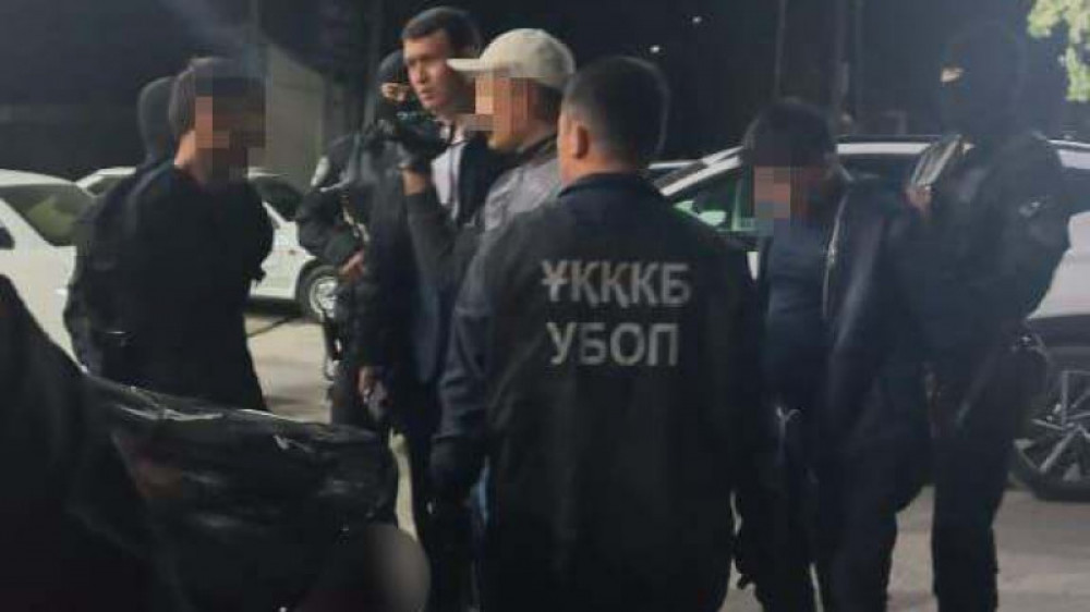 Түркістан облысының тұрғынынан 5 миллион теңге бопсалағандар ұсталды