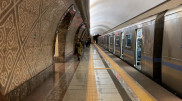 Алматыда бұзақылар метро вагондарына граффити салып кеткен