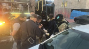 Алматыдағы арнайы операция: 44 жастағы ер адам қару мен есірткі сақтаған