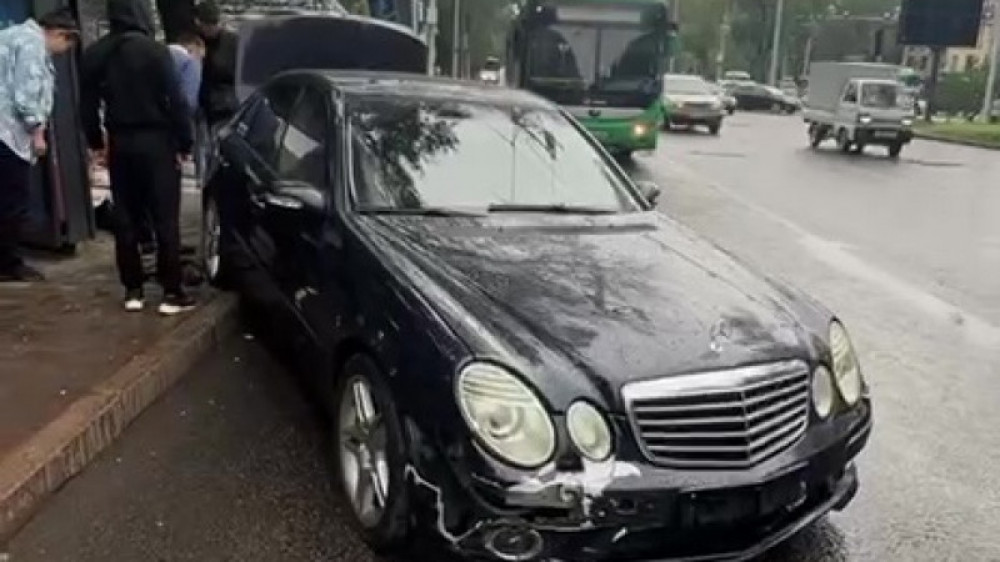 Алматыда көлік аялдамаға соғылды: зардап шеккендердің жағдайы белгілі болды