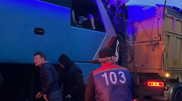 Қостанай облысында жолаушылар автобусы екі көлікпен соқтығысты