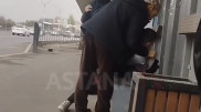 Алматыда баланың қолын қайырып ұстаған ер адам видеоға түсіп қалды