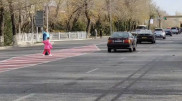 Неге өмірін қауіпке тігеді: тараздықтар жолды кесiп өту себебін айтты