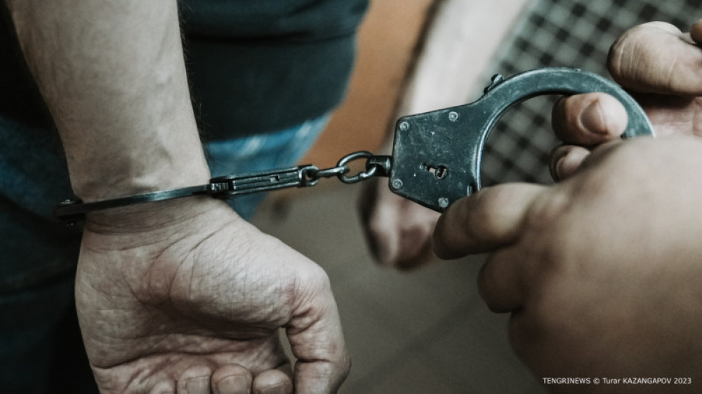 "Балалардың көзінше шалбарын шешкен": Алматыда ер адамға айып тағылды