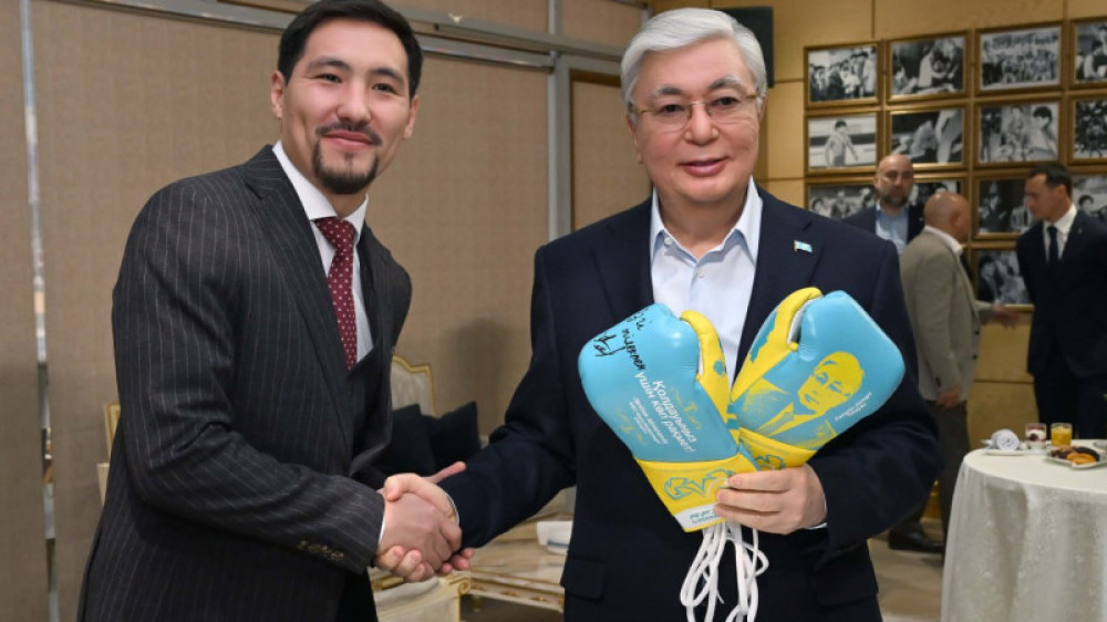Әлімханұлы Тоқаевқа бокс қолғабын сыйға тартты