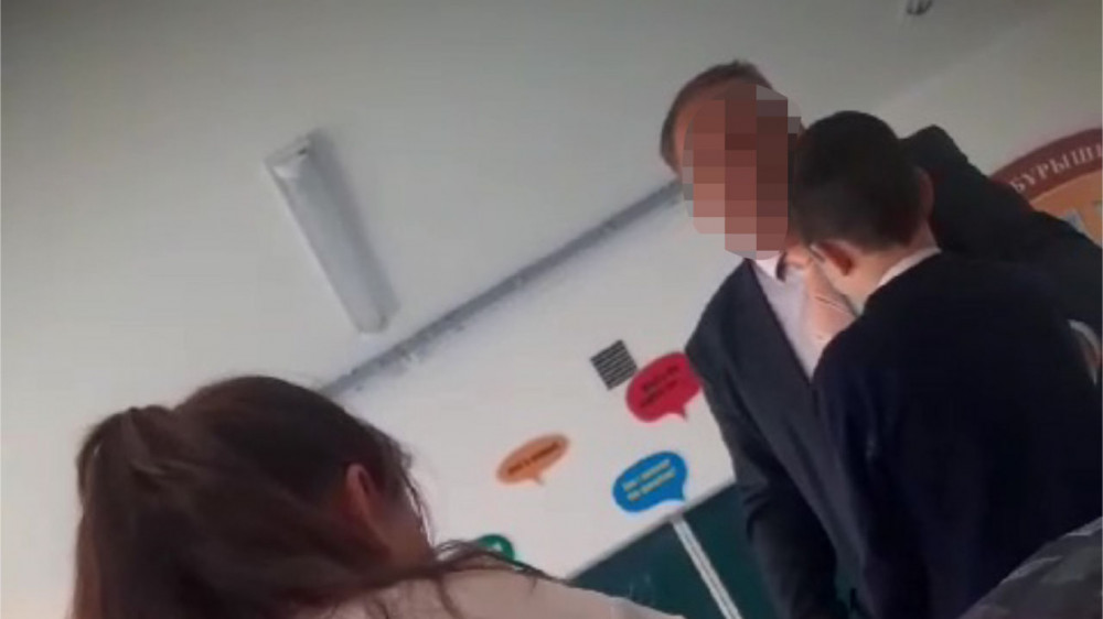 Алматы облысында мұғалім мен оқушы арасындағы дау видеоға түсіп қалды