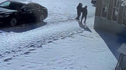 Семейде пышақ ұстаған ер адам қызды аңдып, полицейді жаралады