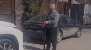 Алматылық әйел қару ұстаған ер адамдарды видеоға түсіріп алған