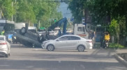 Алматыда ірі жол апаты болды: Lexus аударылып қалған