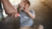 Алматыда әйелді қорғауға тырысқан зейнеткерді белгісіз біреу пышақтап кеткен
