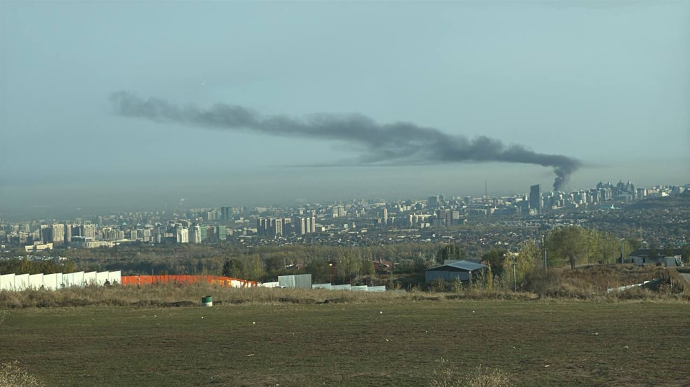 Алматы орталығында өрттен шыққан қою қара түтін тұрғындарды алаңдатты