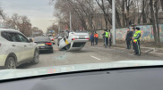 Алматыда жол апатына түскен көлік аударылып қалды