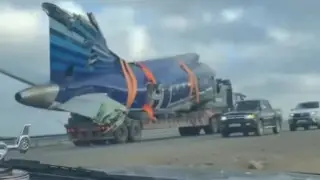 Ақтау маңында құлаған ұшақтың құйрық бөлігін тасымалдау сәті - видео