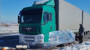 Бес тәулік бойы жолда болған: құтқарушылар жүк көлігінің жүргізушісіне көмектесті