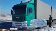 Бес тәулік бойы жолда болған: құтқарушылар жүк көлігінің жүргізушісіне көмектесті