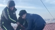 Атырауда полицейлер өзіне қол жұмсамақ болған жігітті шатырдан түсіріп алды
