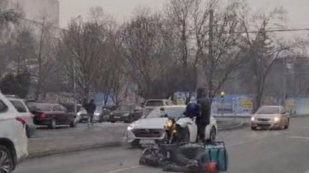 Алматыда мопед пен мотоцикл соқтығысып, бір адам зардап шекті