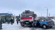 Шұғыл шақыртуға бара жатқан: Семейде жүк көлігі мен полиция көлігі соқтығысып қалды